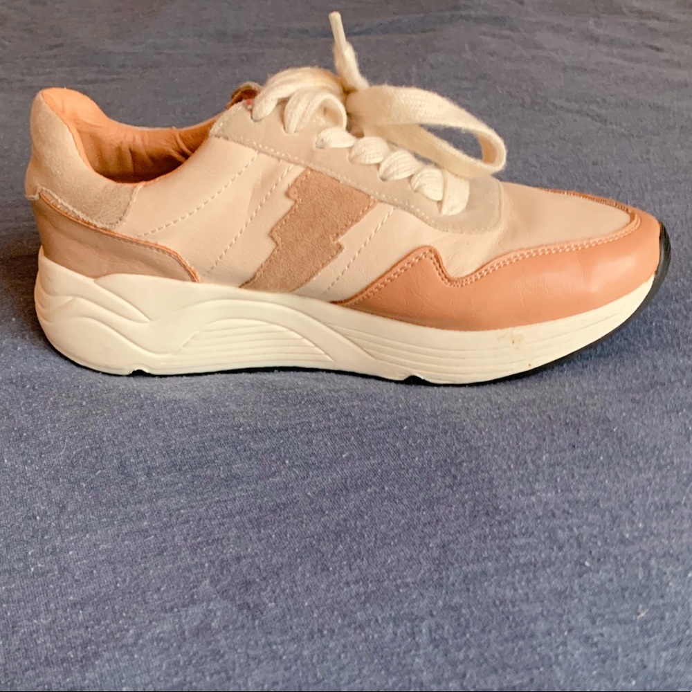 Bohme Casual Tennis Shoe!!! Size 6! Comfortable & fashionable shoe